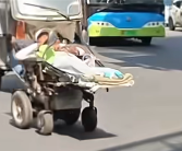 加装担架后视镜 老人将电动轮椅开上机动车道：构成交通违法!