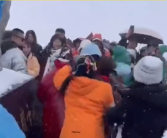 游客玉龙雪山顶抢拍照位置打架 网友调侃“决战雪山之巅”！