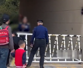 业主集资装小区大门2天就丢失 物业对此表示不知情
