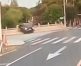 苏州一辆特斯拉高速逆行撞破桥栏坠河 当地回应：已交由交警处理！