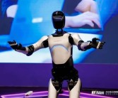 智元远征A2创新纪录：成全球首个中、美、欧认证的人形机器人!