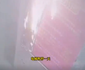 监控拍下小孩在电梯内点燃广告牌后淡定离开！