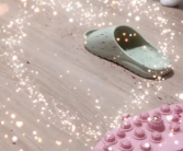 女子在家突然脚底喷血紧急送医 自称网上看踩指压板可以助眠！