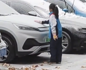 女孩雪后为车主擦去不雅留言 网友：胸前的红领巾更鲜艳了！