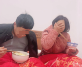 女儿凌晨五点半喊爸妈起床吃早饭：自己平时睡得正香就被叫醒！