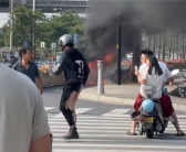 疑爆改电瓶车当街起火：骑车男子裤子被烧掉一半!