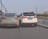 又现斗气车！一比亚迪驾驶员加塞不成怒撞特斯拉！