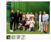 周星驰《女足》片场照曝光 疲态尽显：弯腰给粉丝签名！