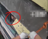 太惊险！重庆业主持刀辱骂高空作业人员被拘