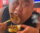 百万粉丝吃播网红切胃 体重达到350斤担心健康出现问题！
