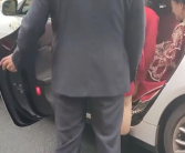 女儿结婚父亲不舍上前拥抱被拒 背后真相说是什么？