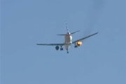 美国航空公司一客机起飞后发动机起火 现场视频曝光！