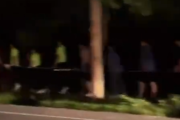 山东一地凌晨数十人蒙眼列队湖边走 到底怎么回事？