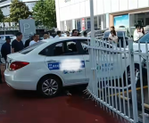 驾校学员练车失控撞翻护栏冲到4S店 网友：这是真着急买车了！