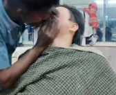 小伙体验印度火焰理发：喷火+强吻+烧秃头 这剧情编剧都不敢写！
