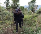 老人深山走失30小时被警犬找到 民警将其背下山！