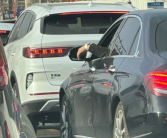 “开车为什么要伸一只手出来”引热议：网友给出三大理由！