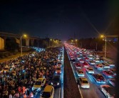 大学生疯狂夜骑 郑州交警发布交通管制通告：今晚郑开大道非机动车道禁行！