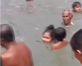 极端高温+电力短缺：印度男女老少泡恒河水降温解暑！