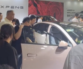 小鹏M0NA M03卖爆后：比亚迪王传福车展现场看车！