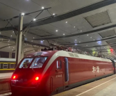 网友称乘客在火车内吸烟 12306：普速列车车厢连接处允许吸烟 ！