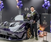 小米SU7 Ultra紫水晶首次亮相 气场不输百万豪车 ！