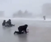 网友实拍东北风雪天有多猛烈：市民手牵手被吹翻！