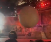 迪士尼180公斤巨球道具冲向观众 员工以身阻挡瞬间被击倒 ！