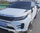 路虎走错路口直接倒车被货车撞 男子：我看后视镜了 他离很远 ！