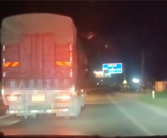 严重超载大货车蛇形走位阻拦消防车10分钟：后果舒适！