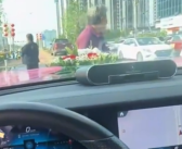 河南信阳一老人强拦婚车讨喜烟 被特警驱离！