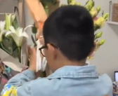 利用AI加编程技能制作卖花小程序 男孩母亲节帮妈妈卖空花店！