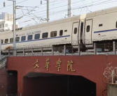 武汉一大学校门上跑火车 校方回应：属实 全国唯一！