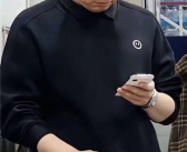 网友偶遇李想夫妇逛山姆超市 李想全程低头看手机 !