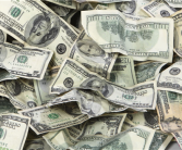 美国一运钞车掉落30万现金：50多名路人现场捡钱瓜分！