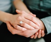 司机路遇孤独婚车：主动为其开道 ！