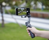 原生跟拍、收音补光一体！大疆OSMO Mobile 8手机稳定器图赏！