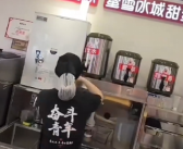 蜜雪冰城女店员不是因为爆单累哭的 到底怎么回事
