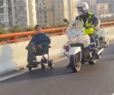 上海86岁老人把电动轮椅开上高架 官方通报：系误入 ！