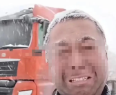 货车司机雪天淋成雪人 流泪感慨下辈子一定好好上学！