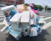 配送员电动车严重超载 被大包裹“堆成小山” 山姆回应：需咨询第三方物流平台！