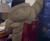 教师辅导作业时粗暴对待学生被停职 教育局回应！
