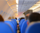 吉祥航空一安全员将乘客遗落手机带回家 当事人：已被公司劝退！