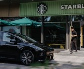 黑武士版理想i8官曝 李想本人当车模：手拿一杯星巴克！