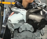 大学生“手搓”机械战甲：全身能自动开合 支持AI语音对话！