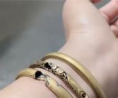 女子给电动车充电大金镯子被电碎：手上肉也被烧黑！