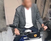 大爷为骑电动车进电梯 一锄头干掉智能阻止系统！