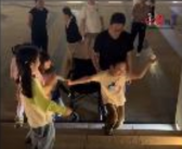 脑瘫男孩爬楼梯围观孩子齐喊加油 场面温馨！