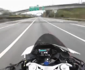 摩托车高速狂飙 最高时速超200km/h：最终撞上货车！