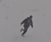 比孙悟空关500年出来还要激动！南方室友第一次见东北大雪激动撒欢 